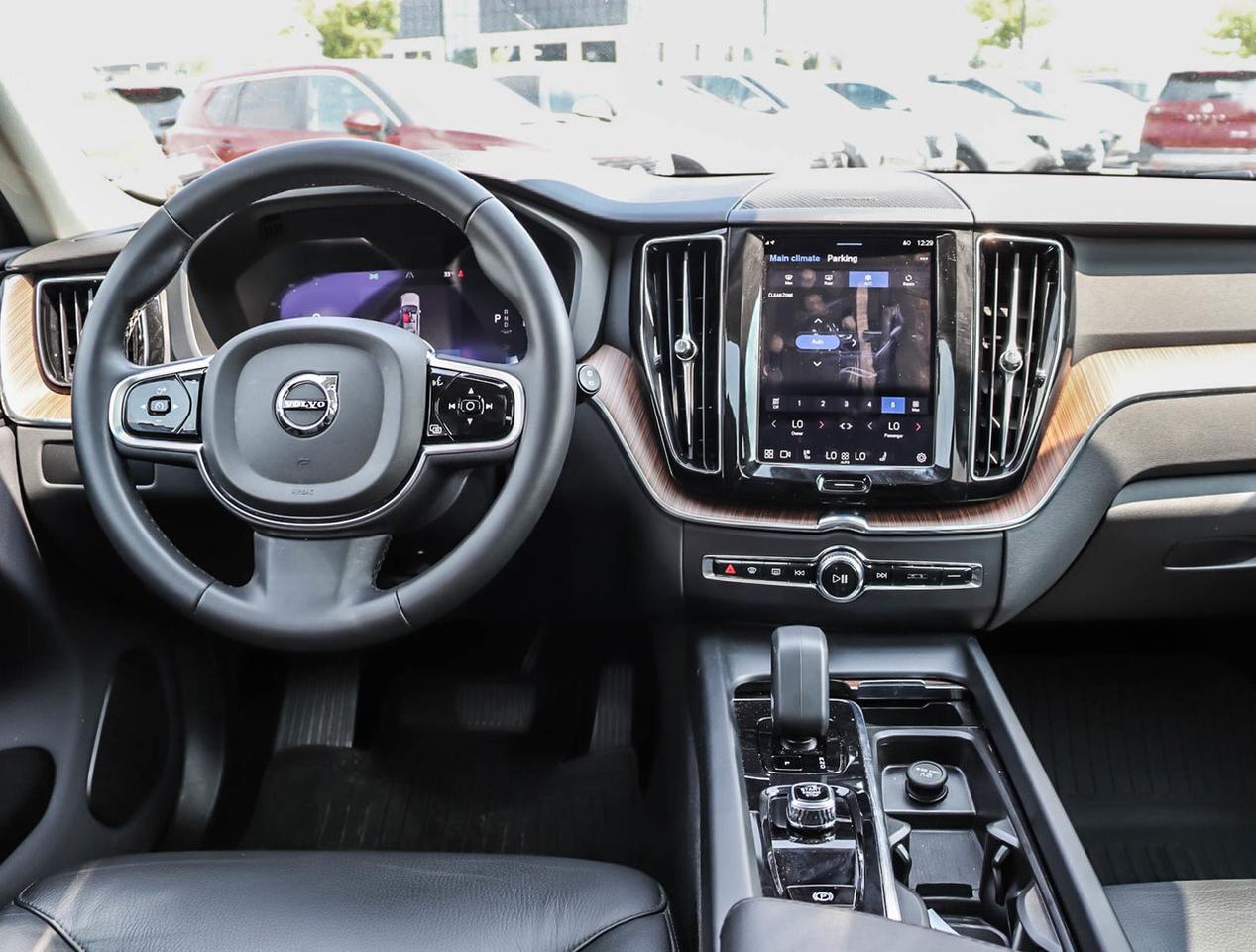 2024 Volvo XC60 B5 AWD Plus Dark Theme !!! NO ACCIDENTS !!! 360 CA Photo