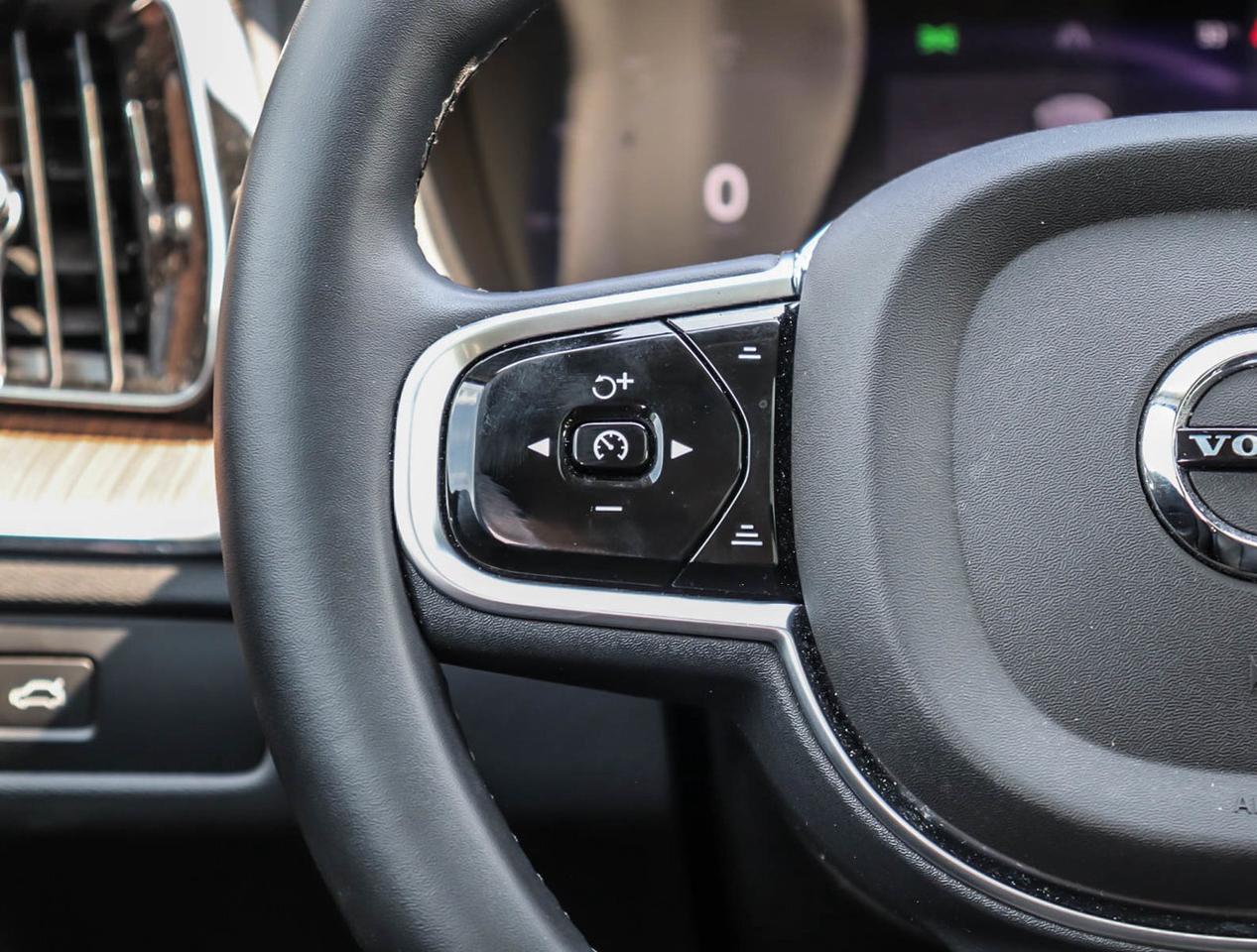 2024 Volvo XC60 B5 AWD Plus Dark Theme !!! NO ACCIDENTS !!! 360 CA Photo