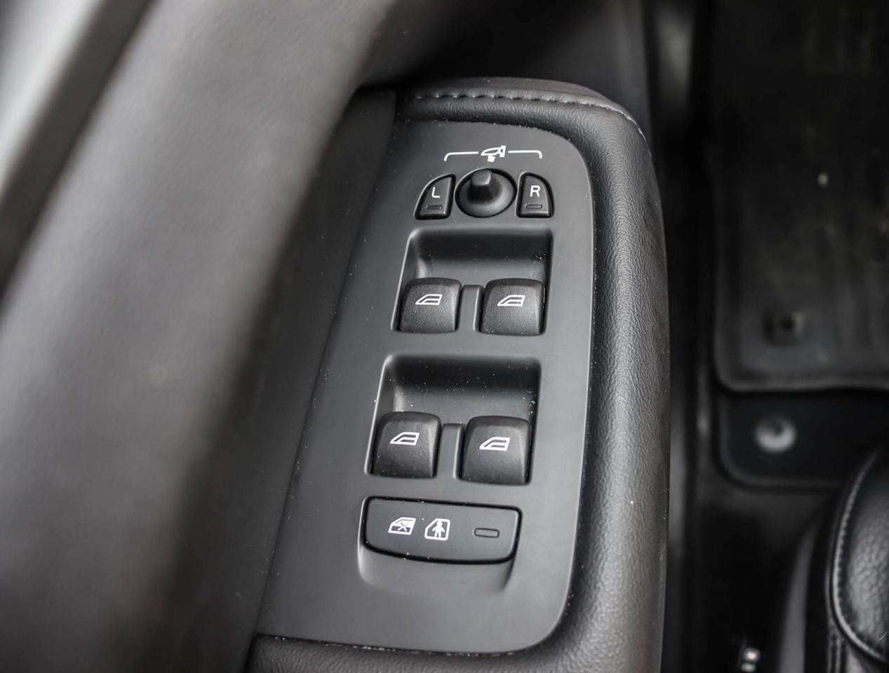 2024 Volvo XC60 B5 AWD Plus Dark Theme !!! NO ACCIDENTS !!! 360 CA Photo