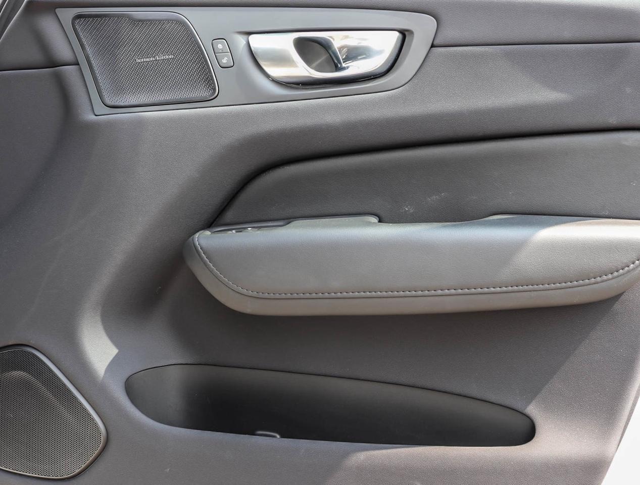 2024 Volvo XC60 B5 AWD Plus Dark Theme !!! NO ACCIDENTS !!! 360 CA Photo