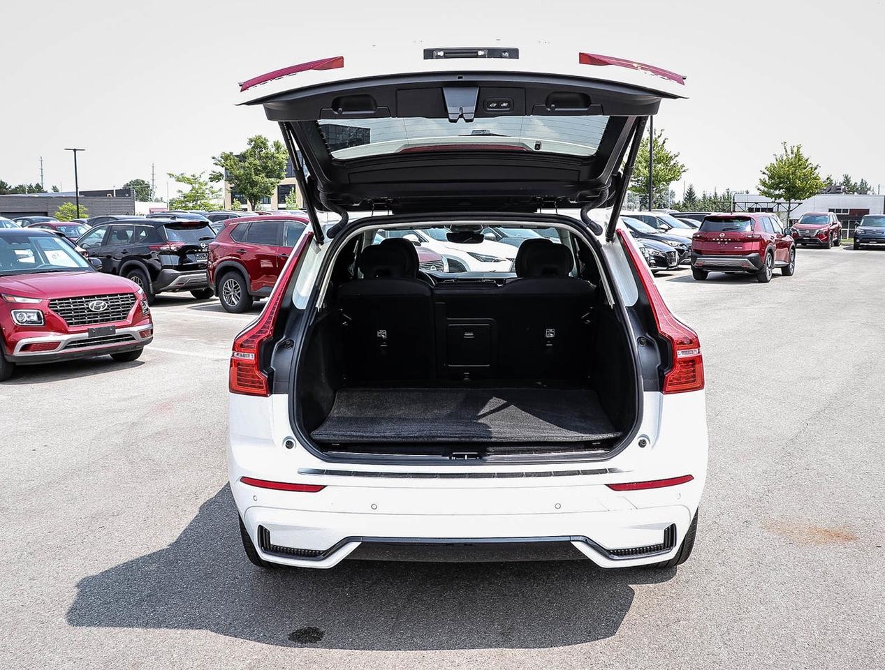 2024 Volvo XC60 B5 AWD Plus Dark Theme !!! NO ACCIDENTS !!! 360 CA Photo