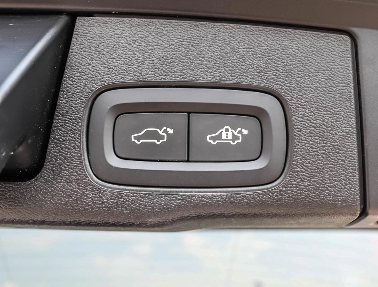 2024 Volvo XC60 B5 AWD Plus Dark Theme !!! NO ACCIDENTS !!! 360 CA Photo