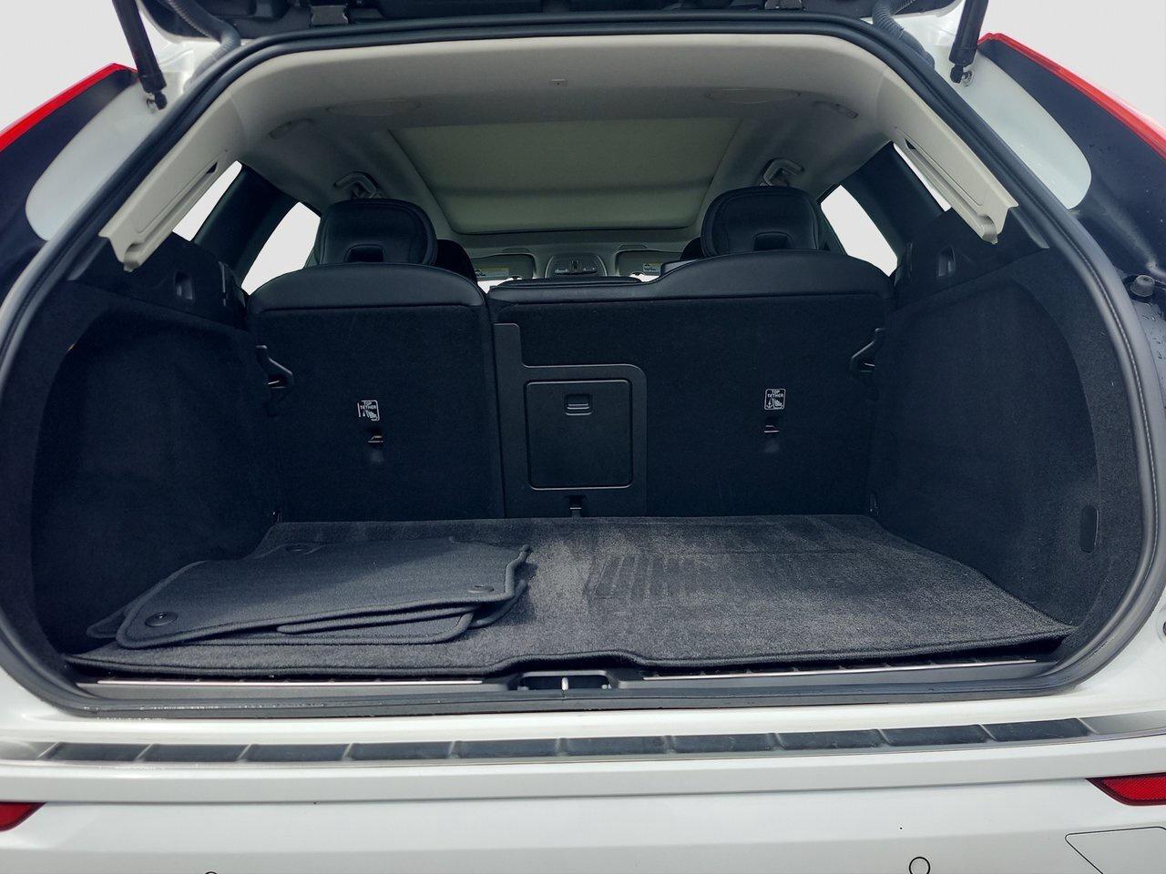 2024 Volvo XC60 B5 AWD Plus Dark Theme !!! NO ACCIDENTS !!! 360 CA Photo