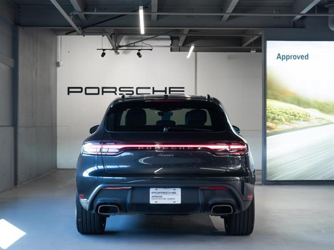 2025 Porsche Macan AWD Photo3
