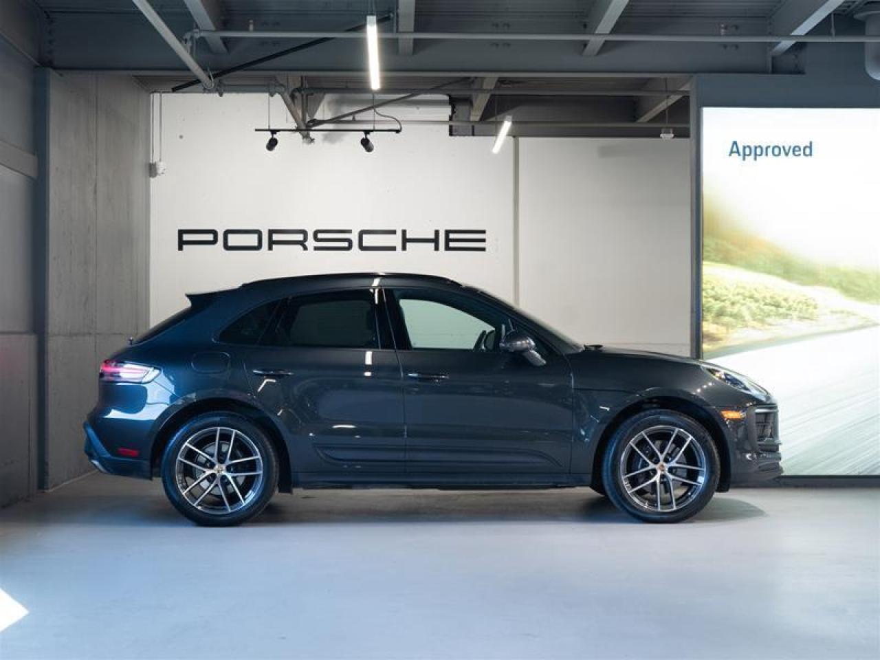 2025 Porsche Macan AWD Photo4