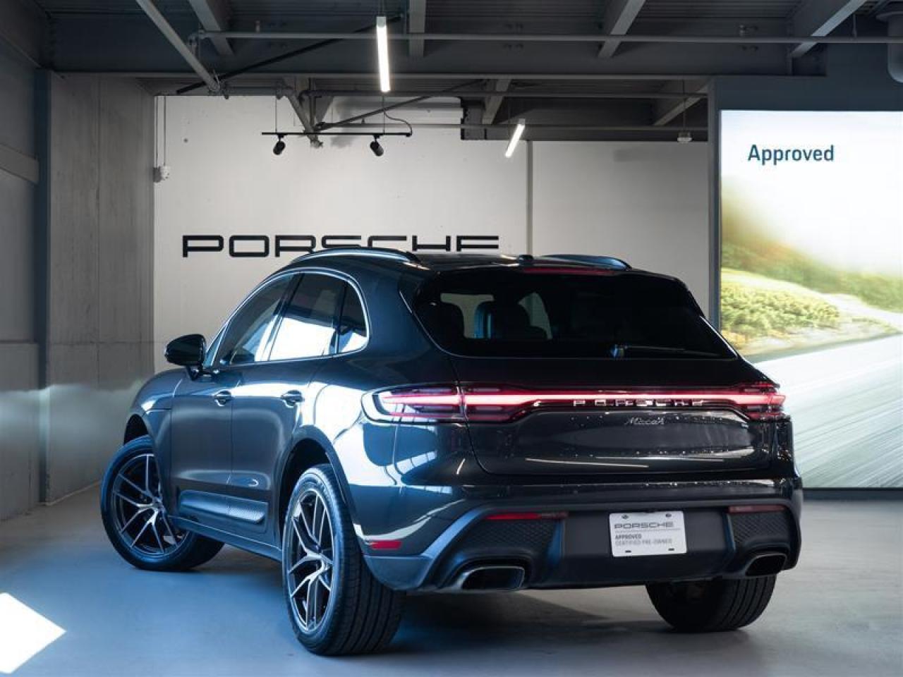 2025 Porsche Macan AWD Photo2