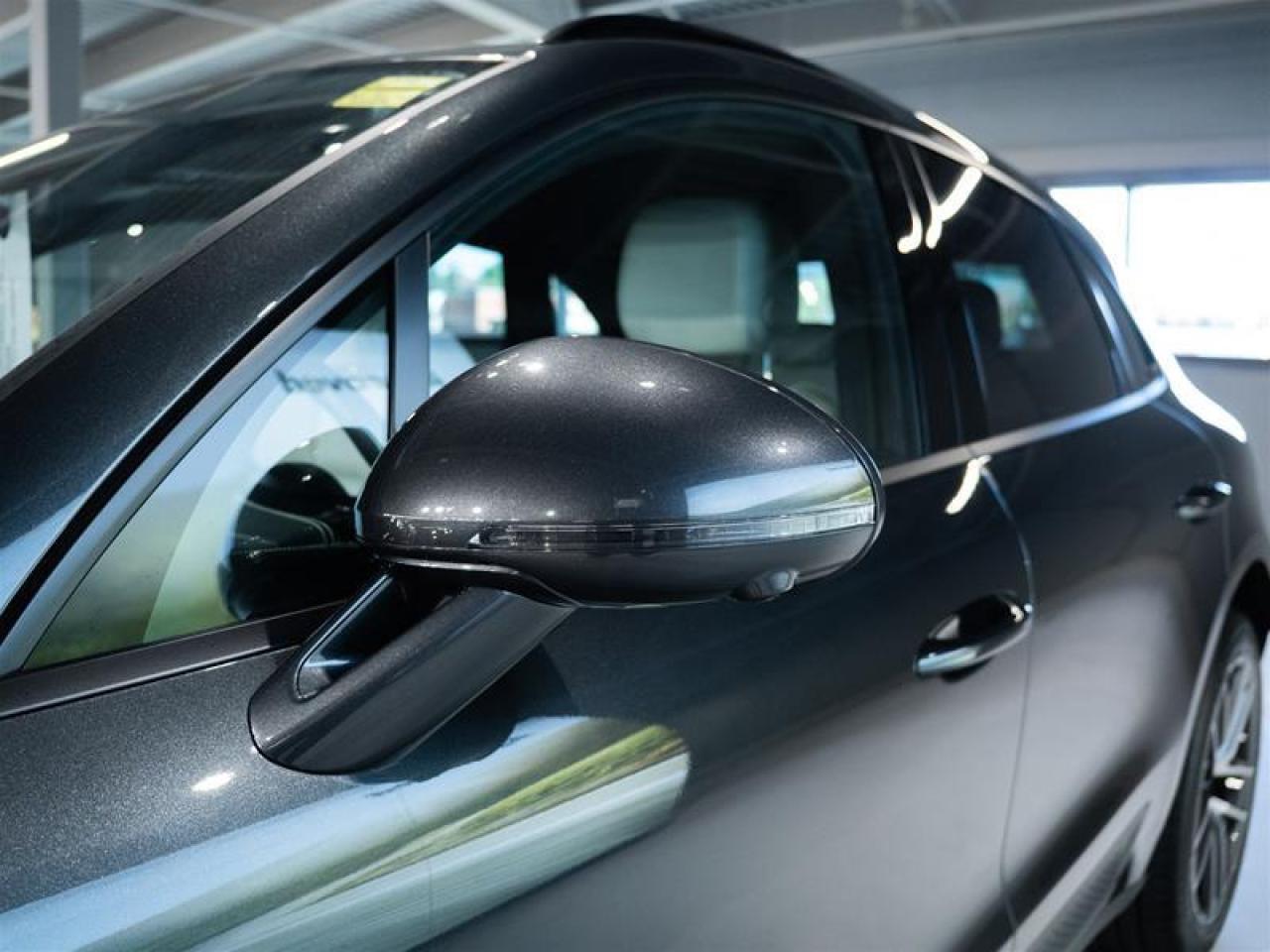 2025 Porsche Macan AWD Photo