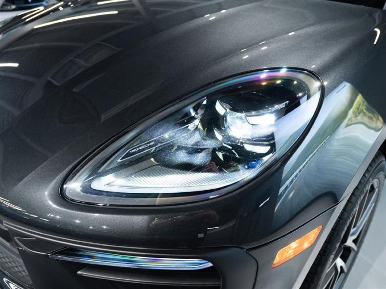 2025 Porsche Macan AWD Photo