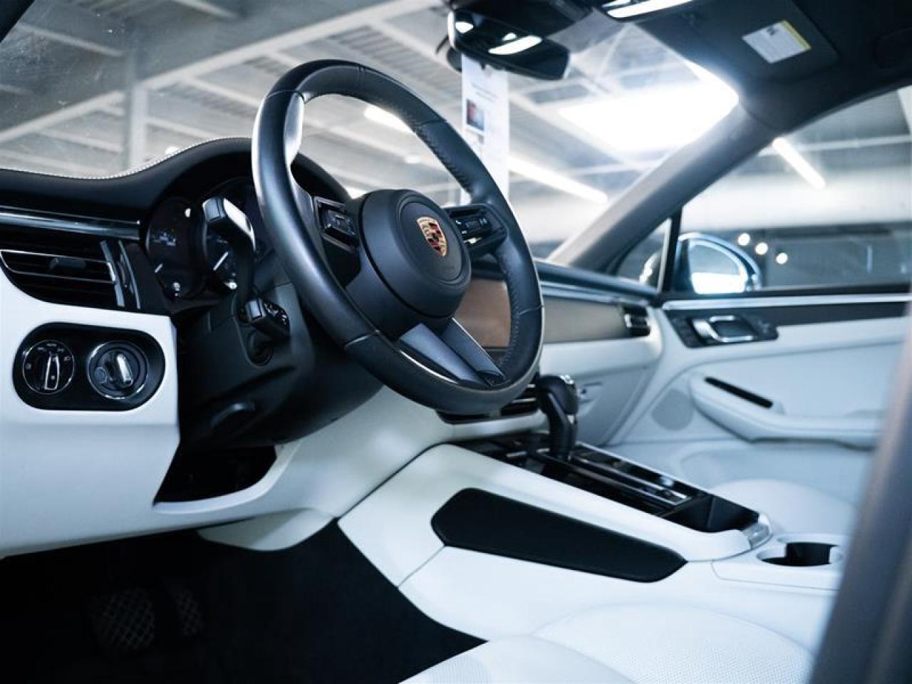 2025 Porsche Macan AWD Photo