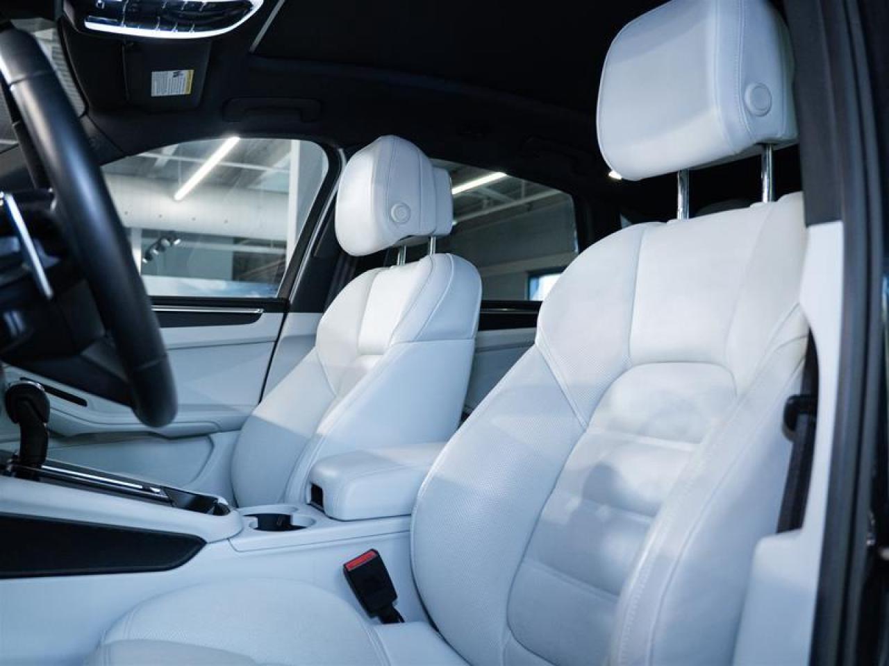 2025 Porsche Macan AWD Photo