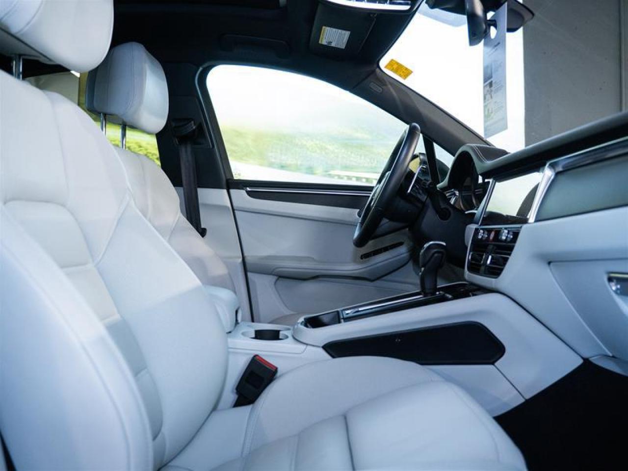 2025 Porsche Macan AWD Photo