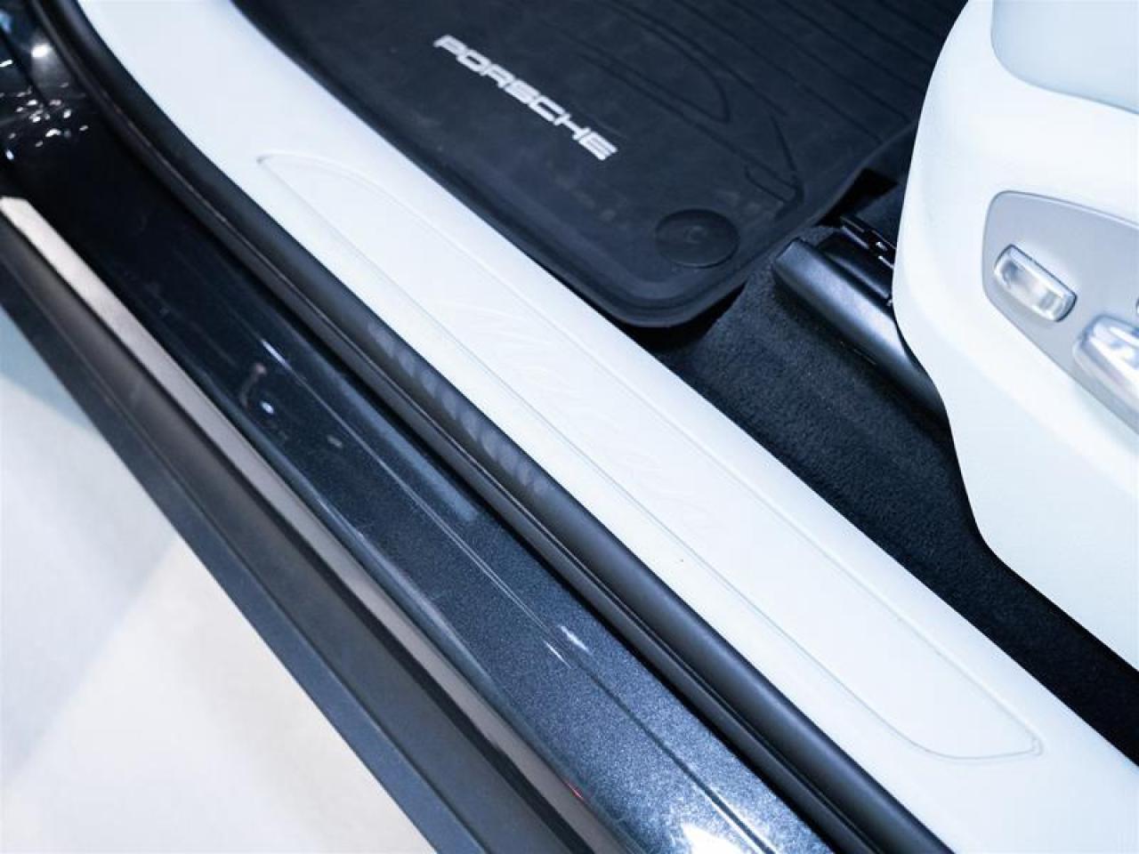 2025 Porsche Macan AWD Photo