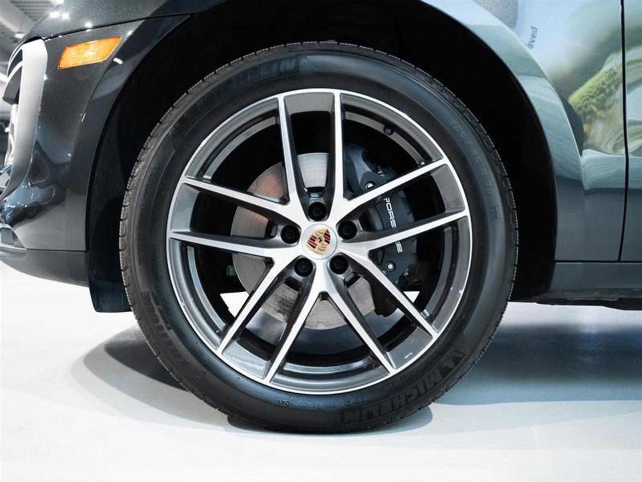 2025 Porsche Macan AWD Photo