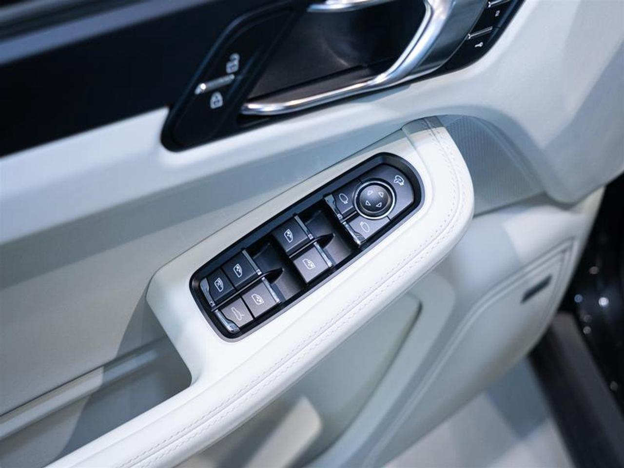 2025 Porsche Macan AWD Photo