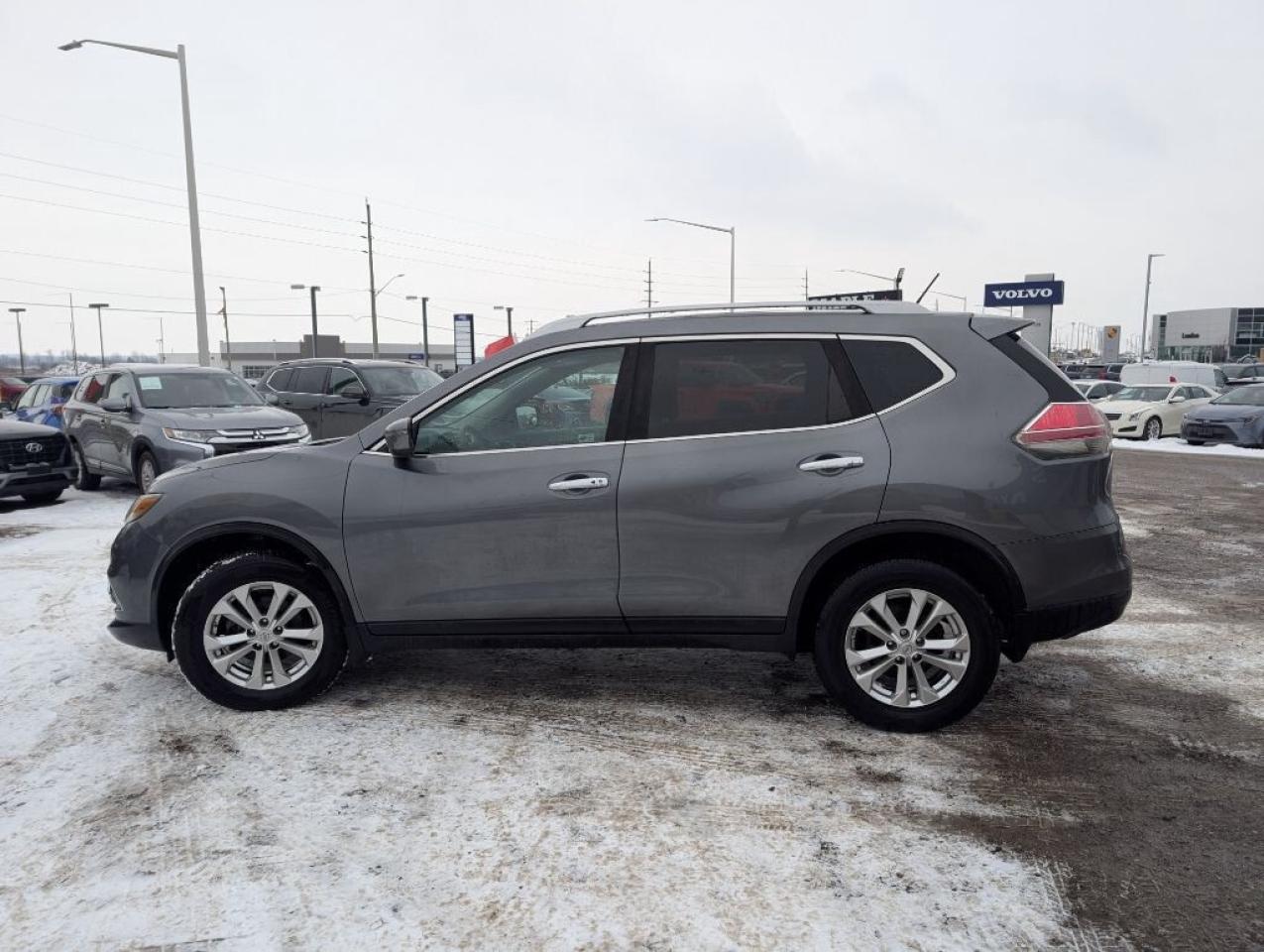 2016 Nissan Rogue SV AWD   PANOROOF   CAMERA   HTD SEATS Photo