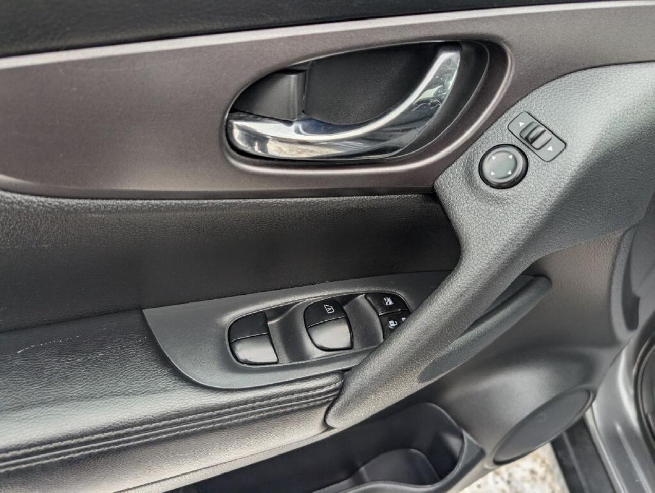 2016 Nissan Rogue SV AWD   PANOROOF   CAMERA   HTD SEATS Photo