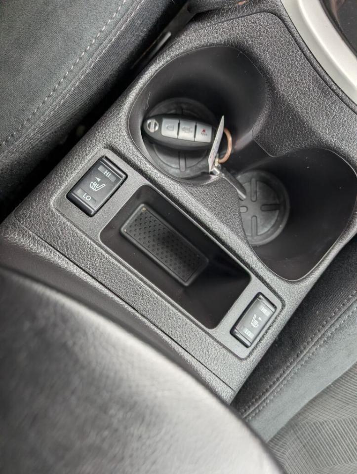 2016 Nissan Rogue SV AWD   PANOROOF   CAMERA   HTD SEATS Photo