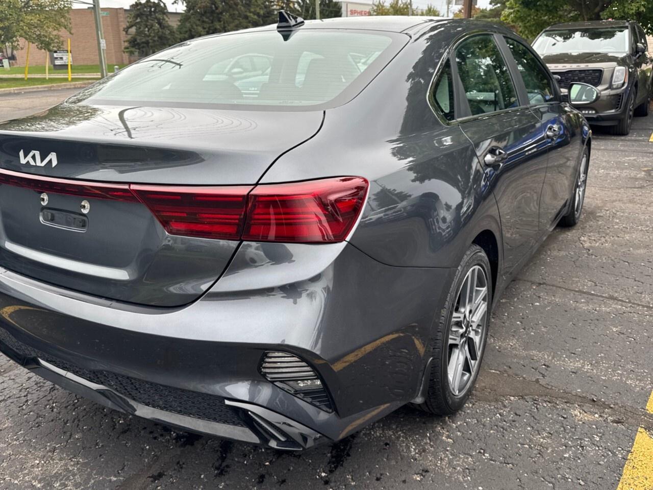 2022 Kia Forte EX+ IVT Photo4
