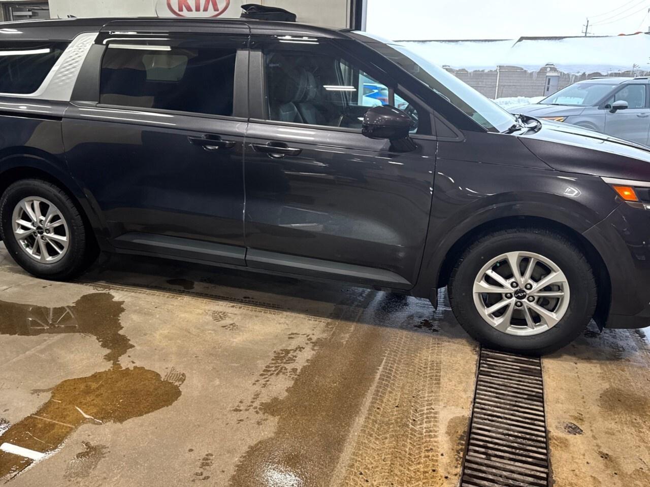 2024 Kia Carnival LX FWD Photo3