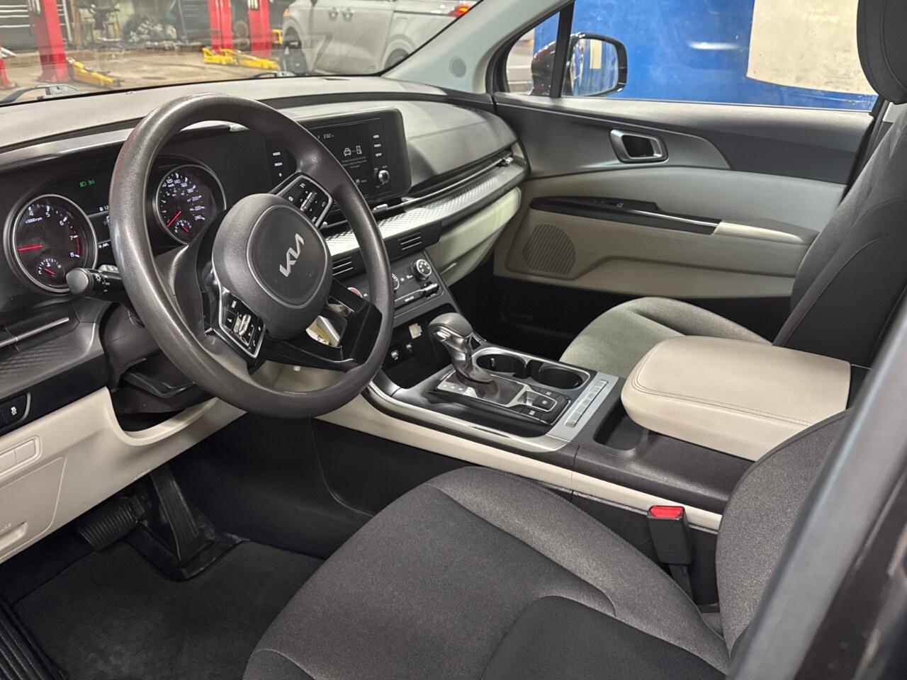 2024 Kia Carnival LX FWD Photo