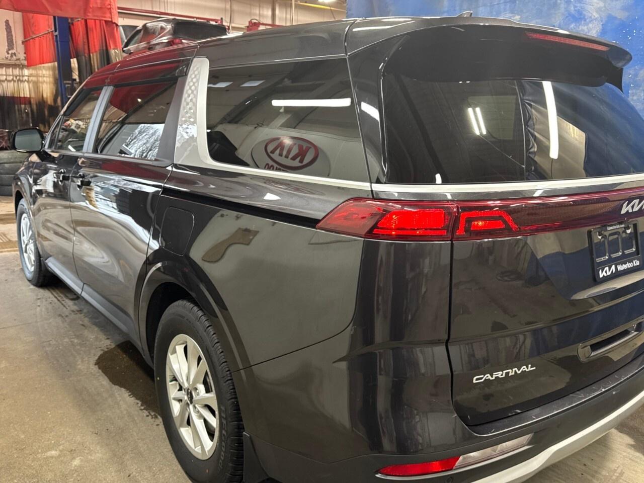 2024 Kia Carnival LX FWD Photo