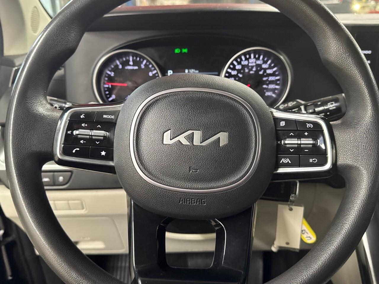 2024 Kia Carnival LX FWD Photo3