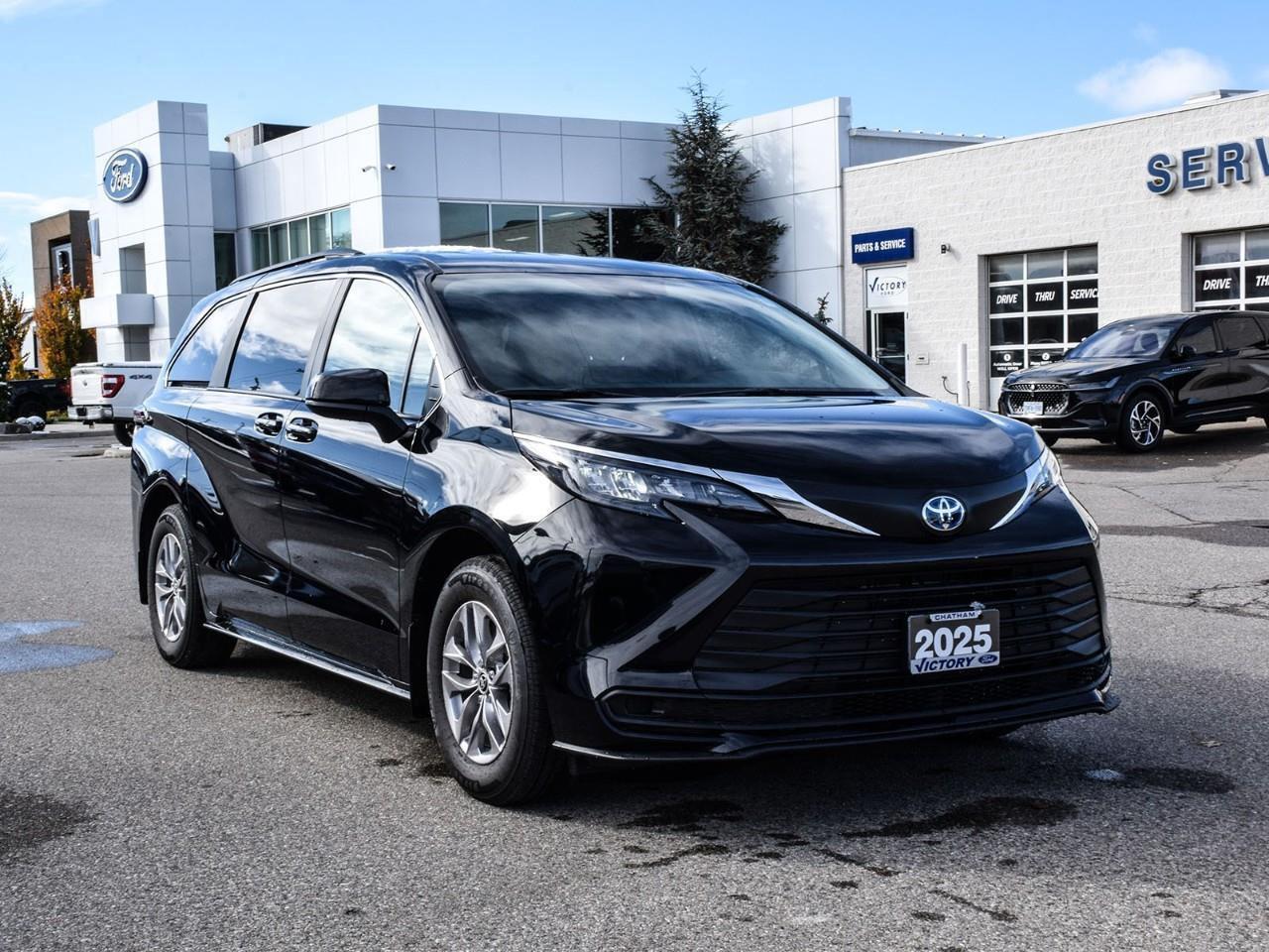 2025 Toyota Sienna LE 8-Passenger Lane Keeping Aid   BLIS   Push Butt Photo