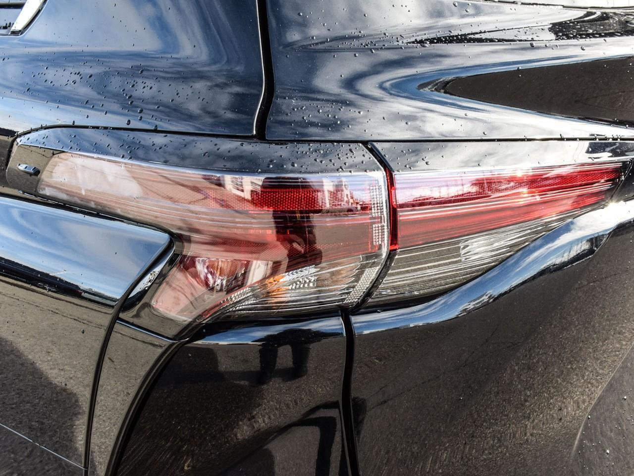 2025 Toyota Sienna LE 8-Passenger Lane Keeping Aid   BLIS   Push Butt Photo