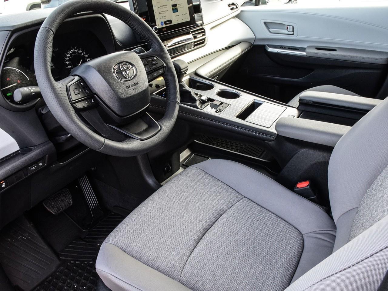 2025 Toyota Sienna LE 8-Passenger Lane Keeping Aid   BLIS   Push Butt Photo