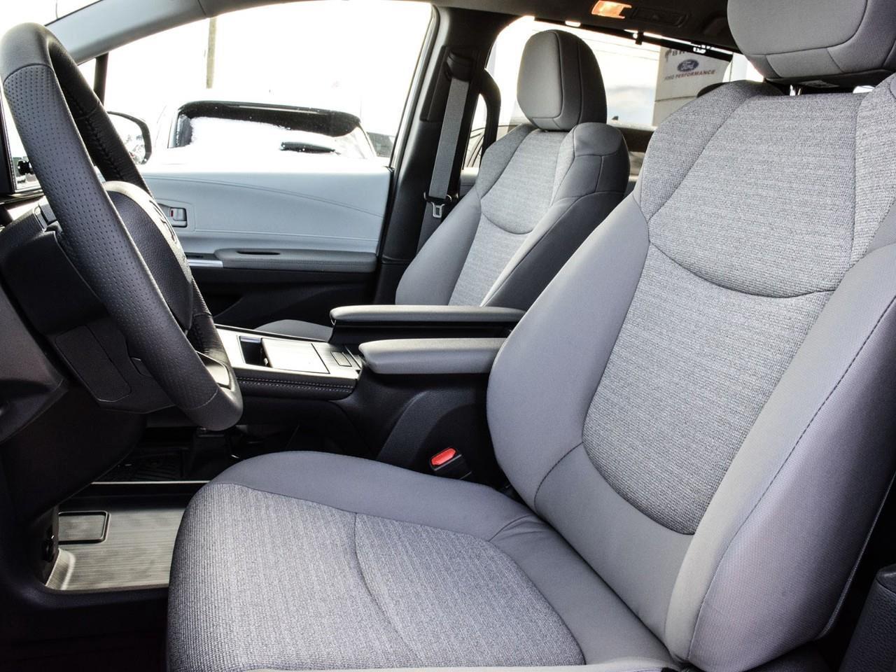 2025 Toyota Sienna LE 8-Passenger Lane Keeping Aid   BLIS   Push Butt Photo