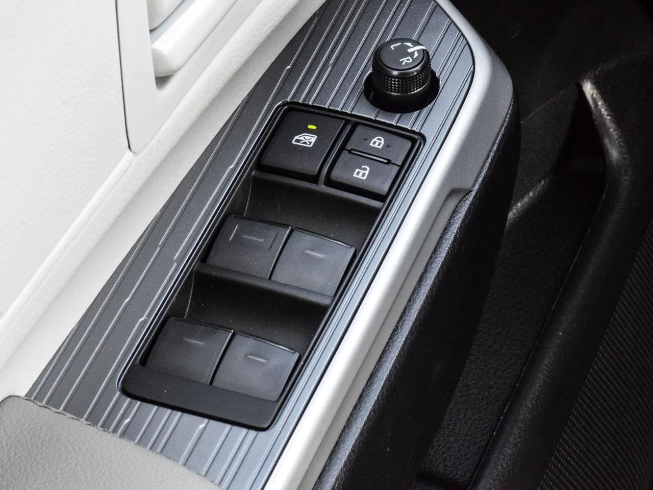 2025 Toyota Sienna LE 8-Passenger Lane Keeping Aid   BLIS   Push Butt Photo