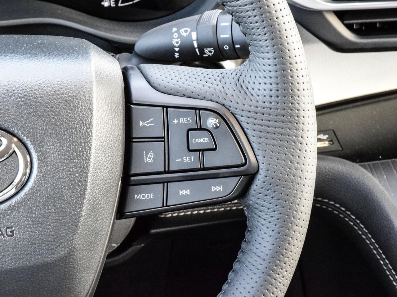 2025 Toyota Sienna LE 8-Passenger Lane Keeping Aid   BLIS   Push Butt Photo