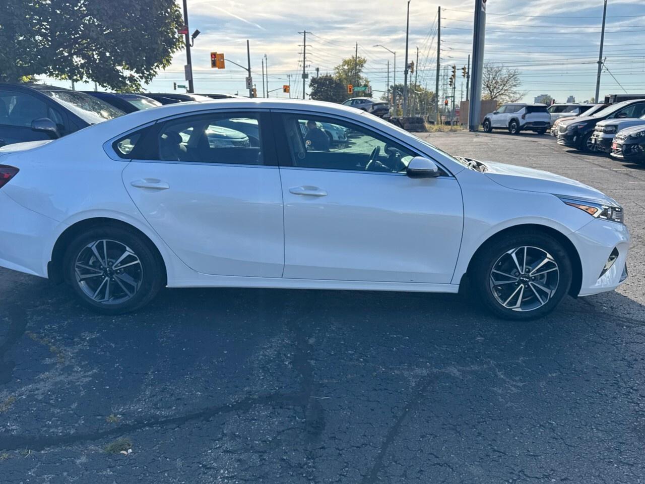 2022 Kia Forte EX IVT Photo3