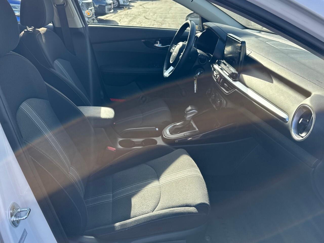 2022 Kia Forte EX IVT Photo