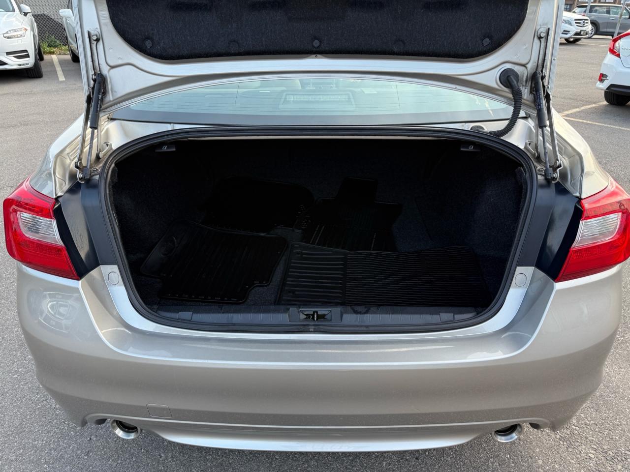 2016 Subaru Legacy 3.6R Limited  ACCIDENT FREE 1-OWNER Photo