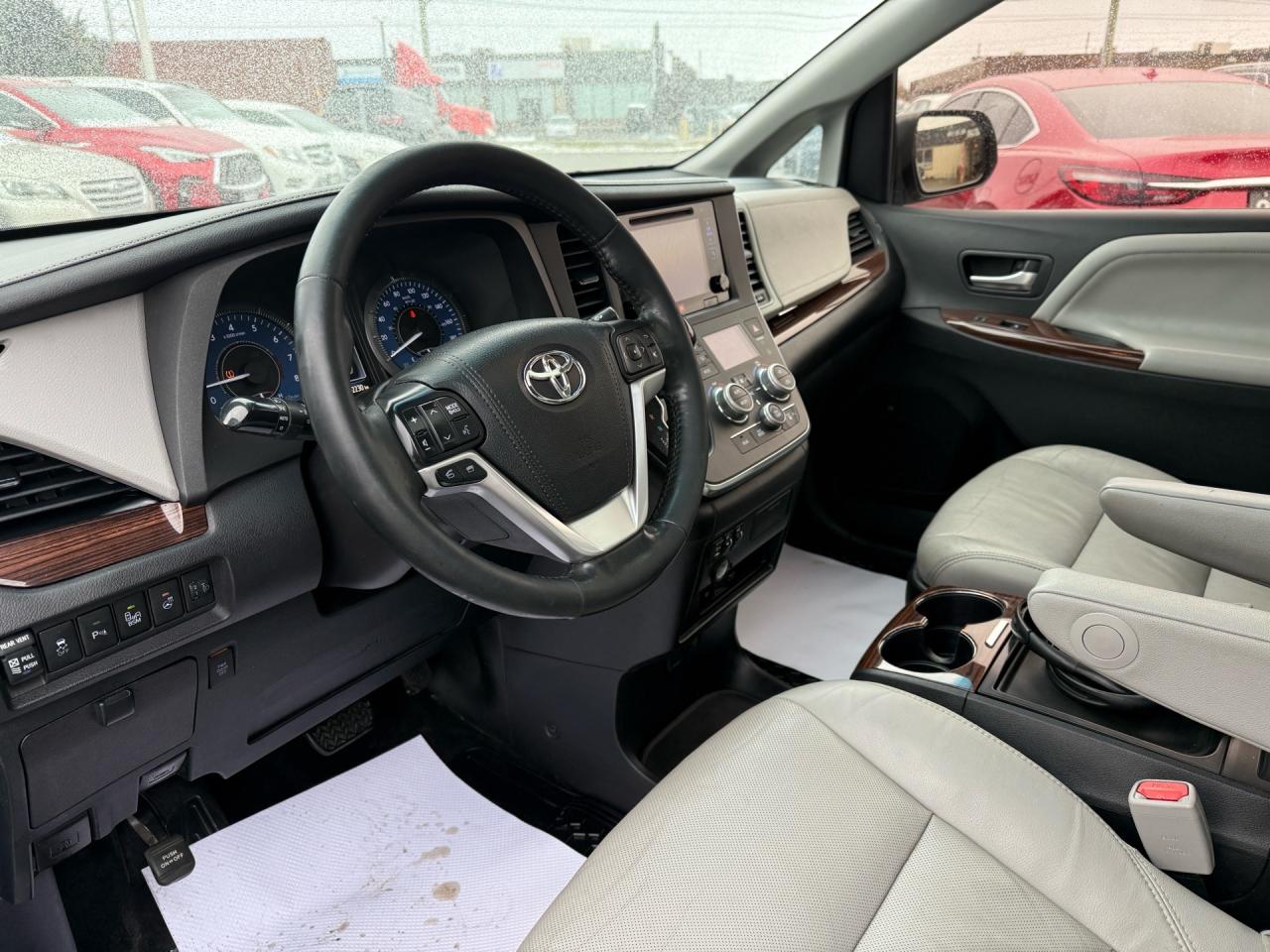 2015 Toyota Sienna XLE Limited 7-Pass AWD  ACCIDENT FREE DVD CERTIFIE Photo