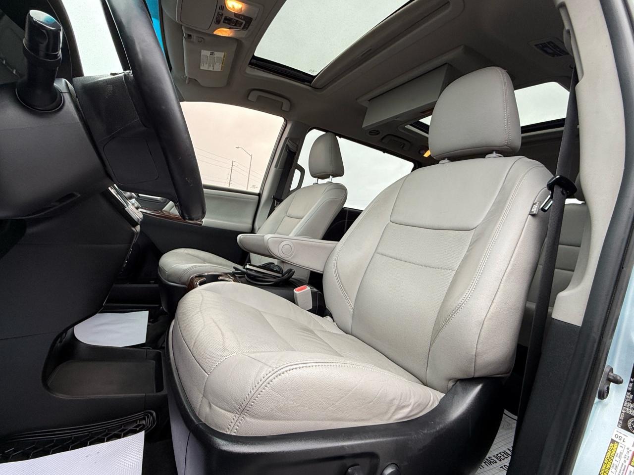 2015 Toyota Sienna XLE Limited 7-Pass AWD  ACCIDENT FREE DVD CERTIFIE Photo