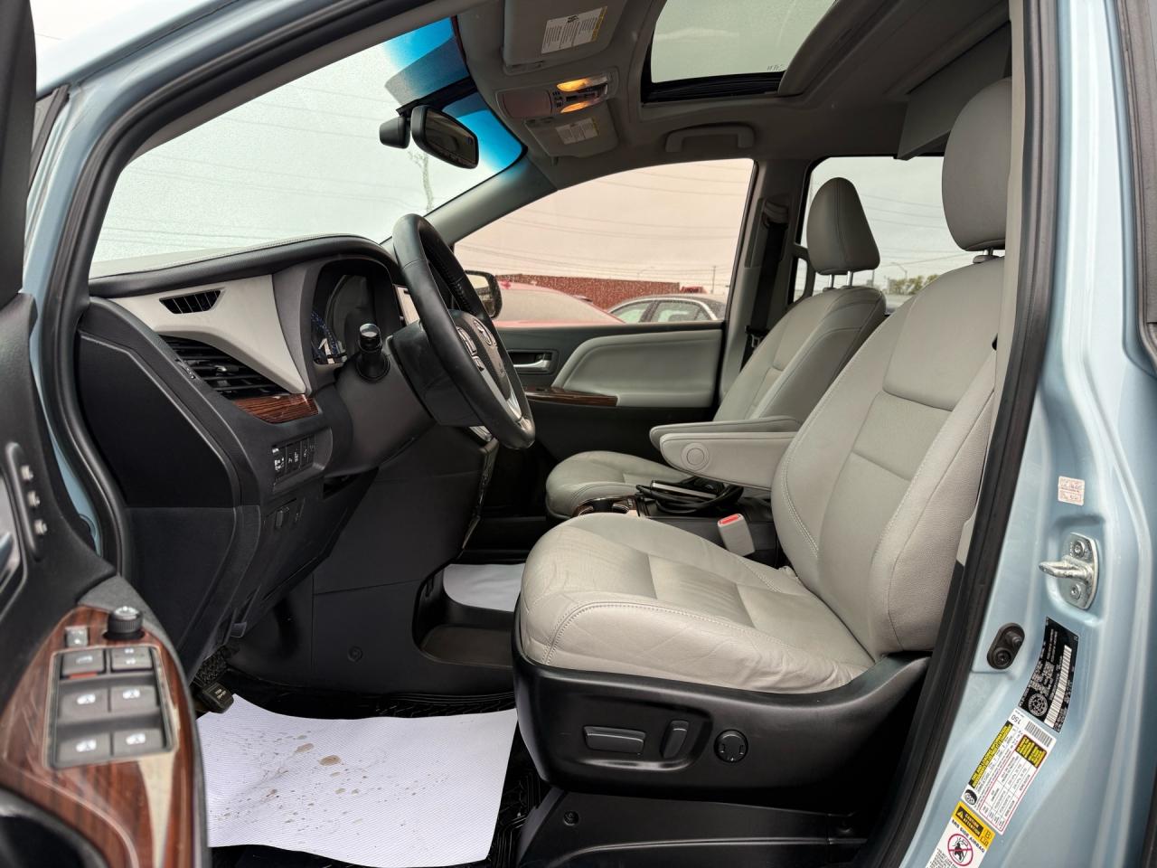 2015 Toyota Sienna XLE Limited 7-Pass AWD  ACCIDENT FREE DVD CERTIFIE Photo