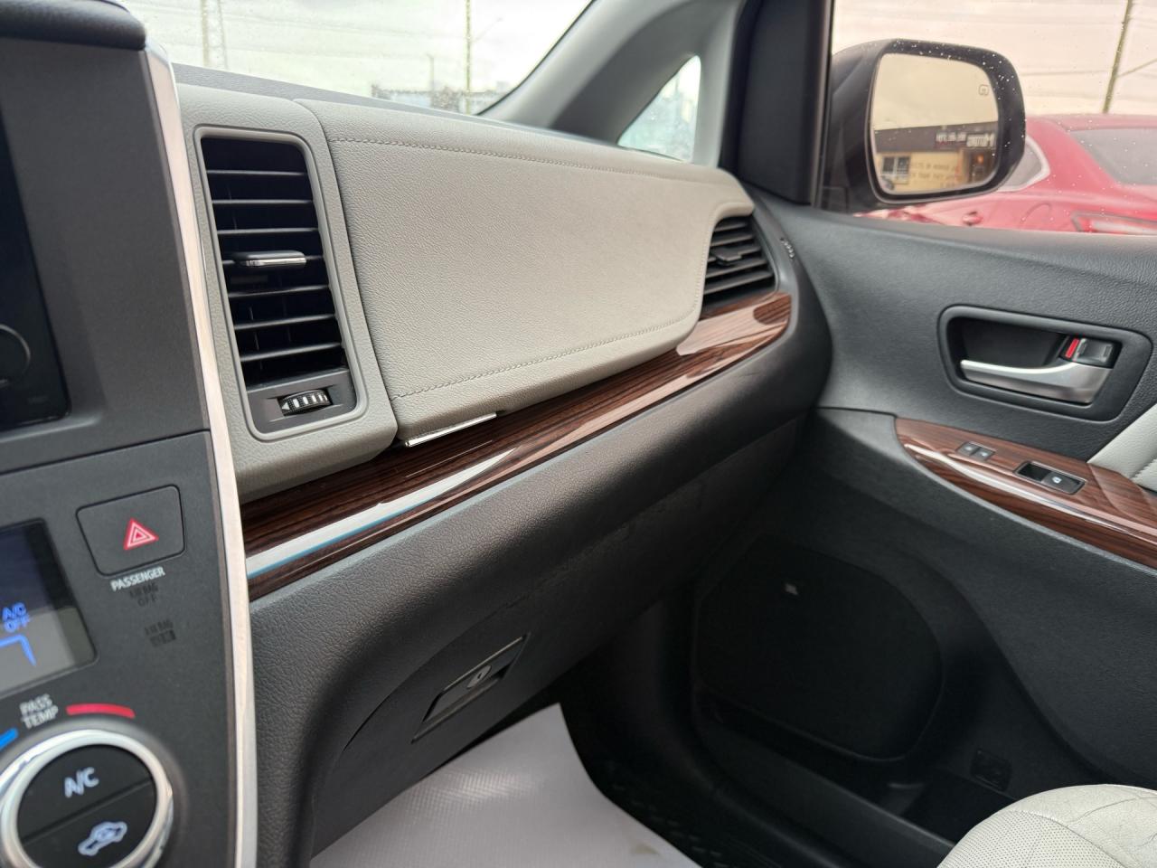 2015 Toyota Sienna XLE Limited 7-Pass AWD  ACCIDENT FREE DVD CERTIFIE Photo