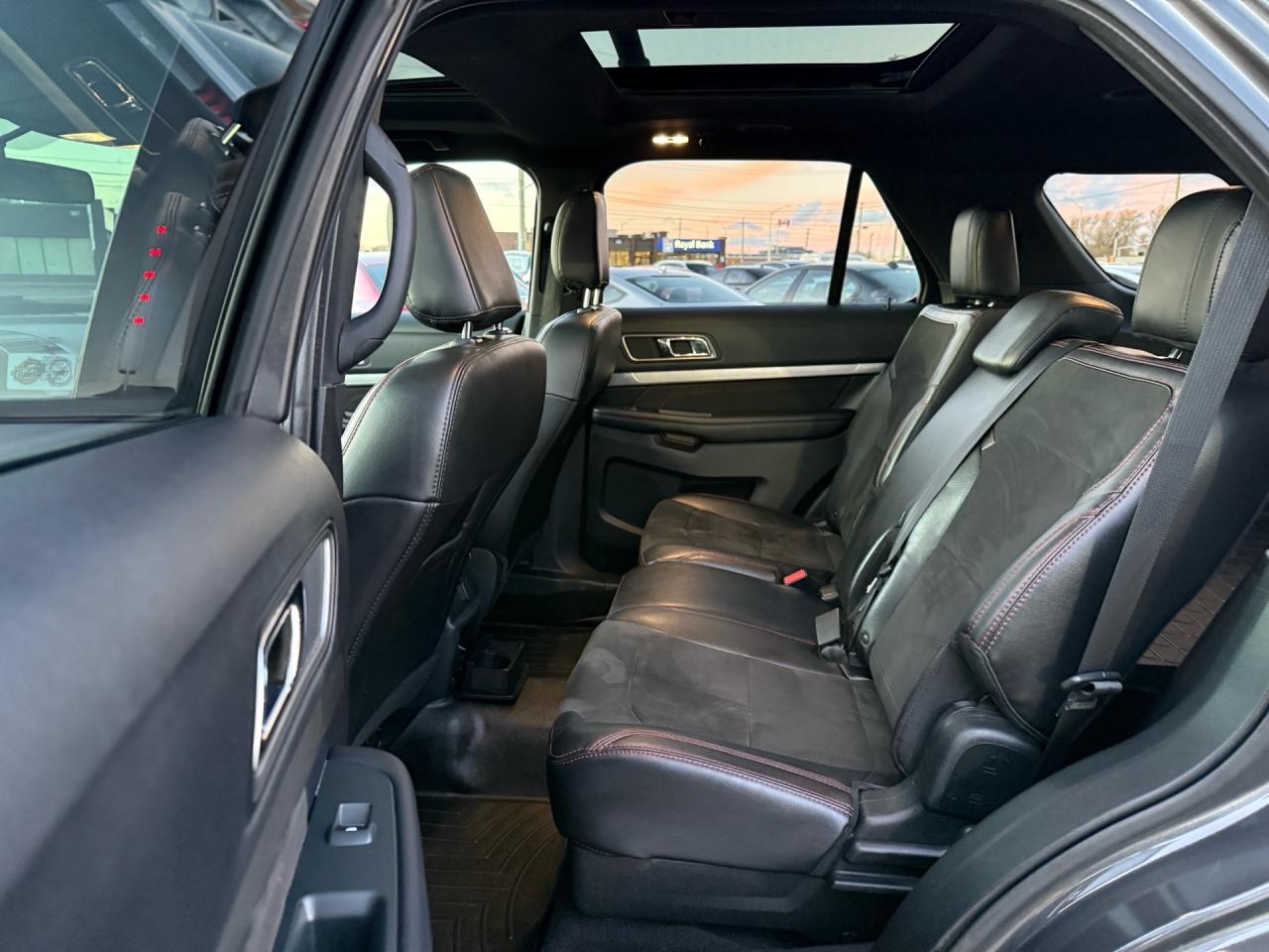 2019 Ford Explorer XLT 4WD  ACCIDENT FREE 7SEATS FORD SERVICED Photo