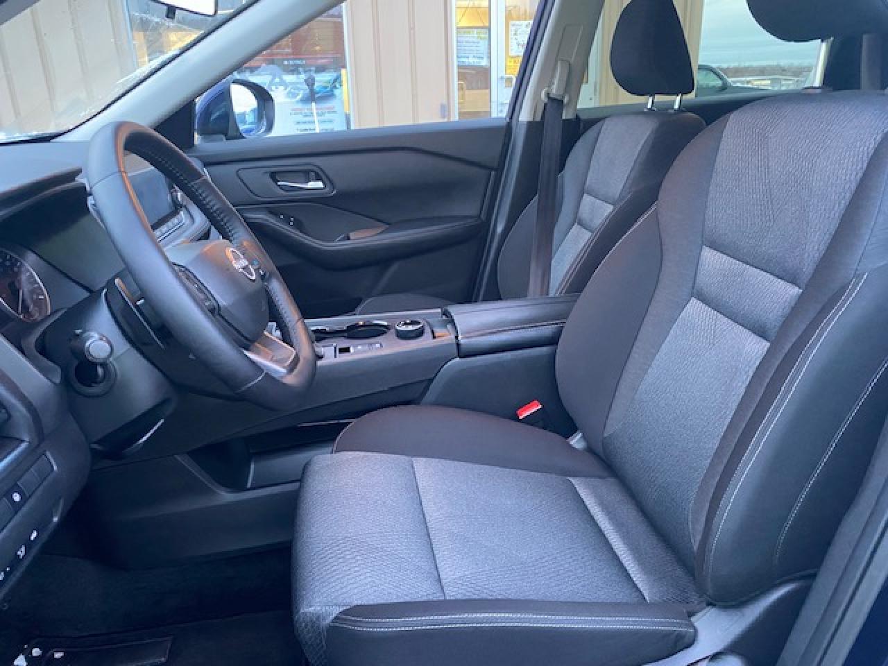 2025 Nissan Rogue SV MOONROOF - Photo #8