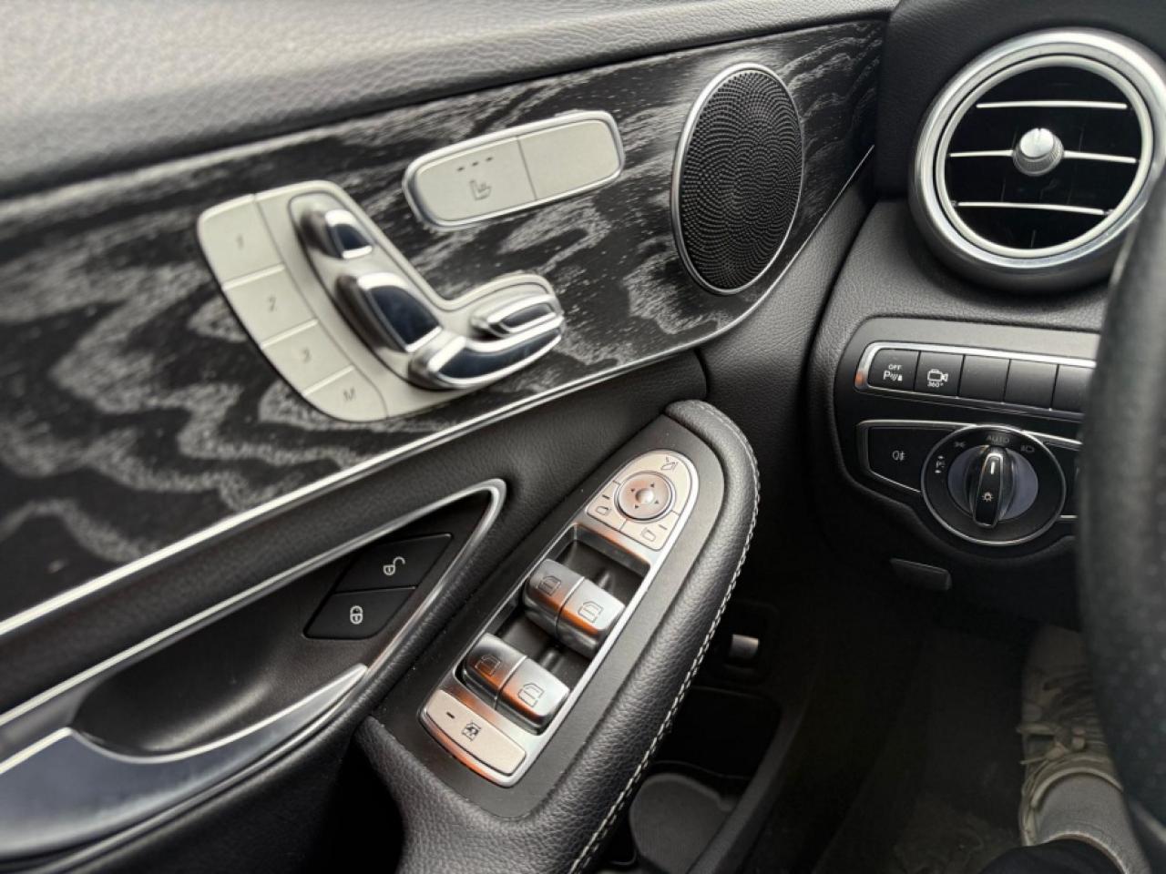 2018 Mercedes-Benz C-Class C 300 4MATIC/ AMG SPORT PACKAGE/ CLEAN CARFAX - Photo #17