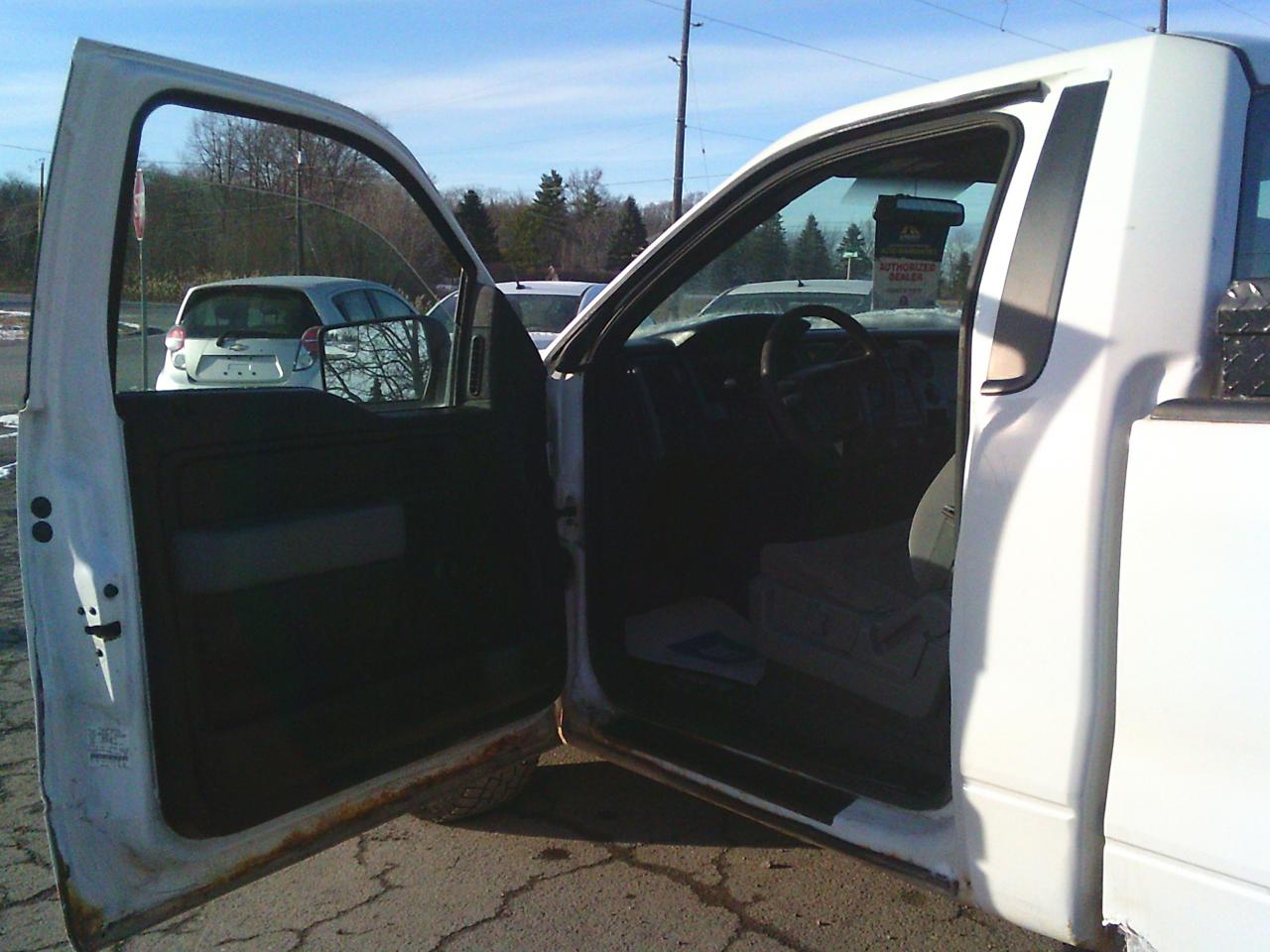 2011 Ford F-150 2WD Reg Cab 145  XL - Photo #17