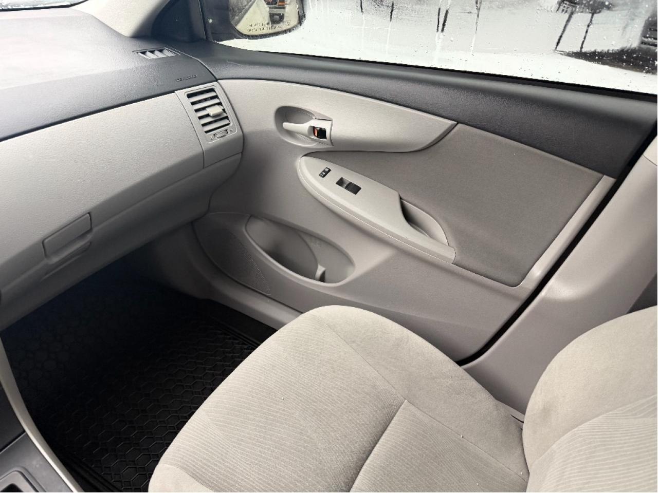 2013 Toyota Corolla LE Photo