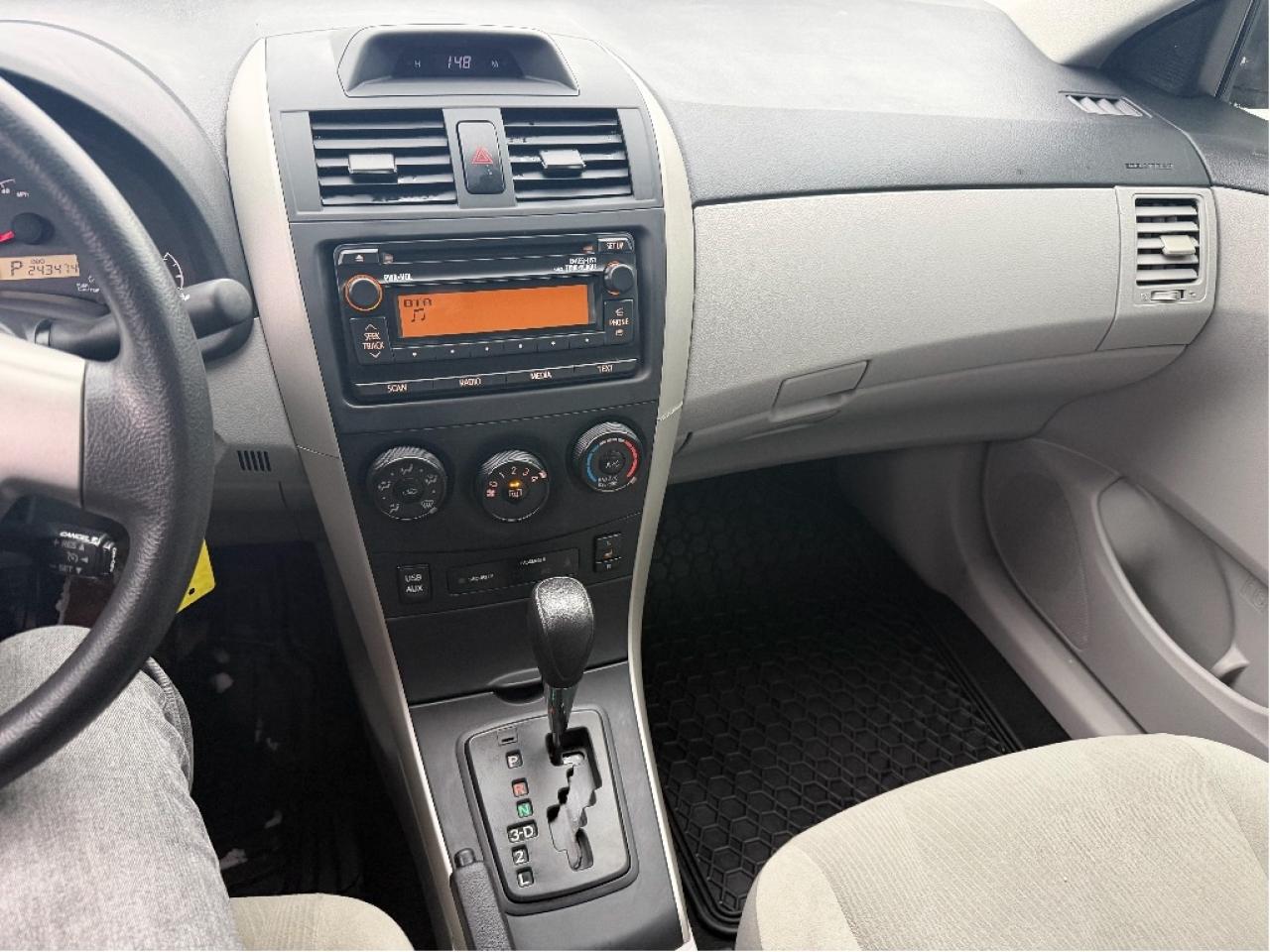 2013 Toyota Corolla LE Photo