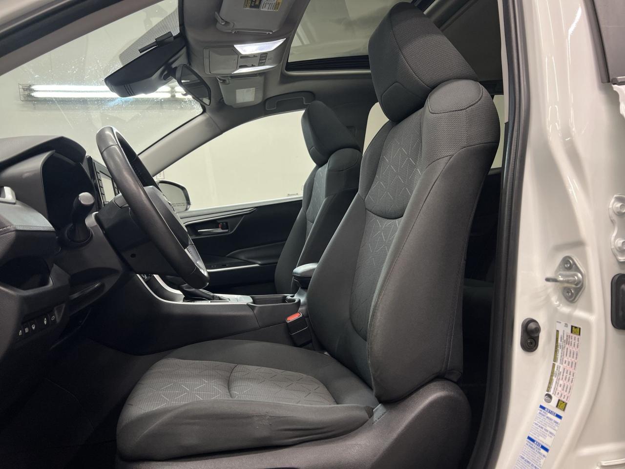 2022 Toyota RAV4 XLE AWD | SUNROOF | HTD SEATS | CARPLAY | ALLOYS Photo3