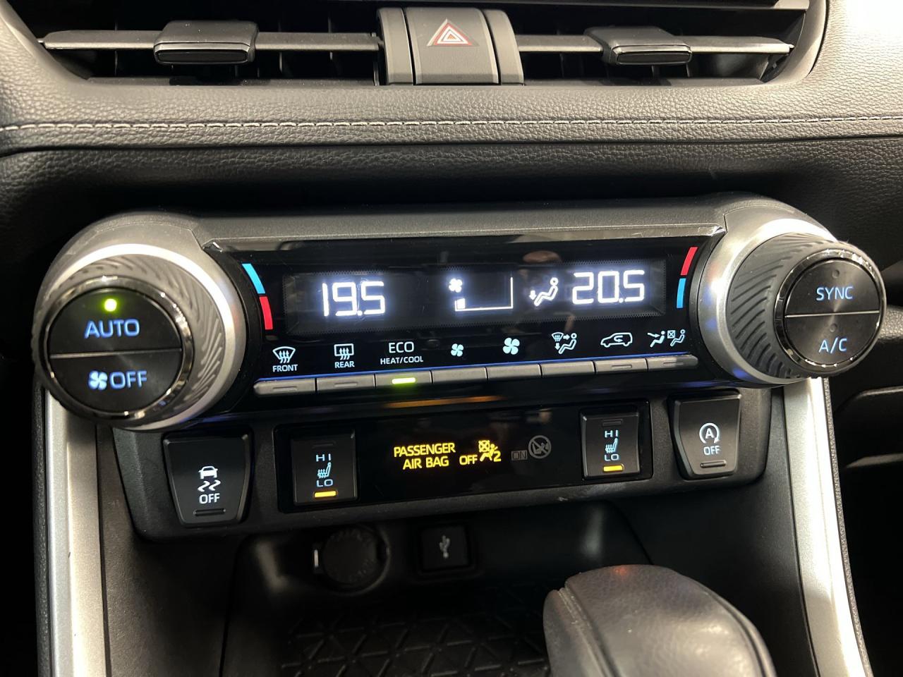 2022 Toyota RAV4 XLE AWD | SUNROOF | HTD SEATS | CARPLAY | ALLOYS Photo