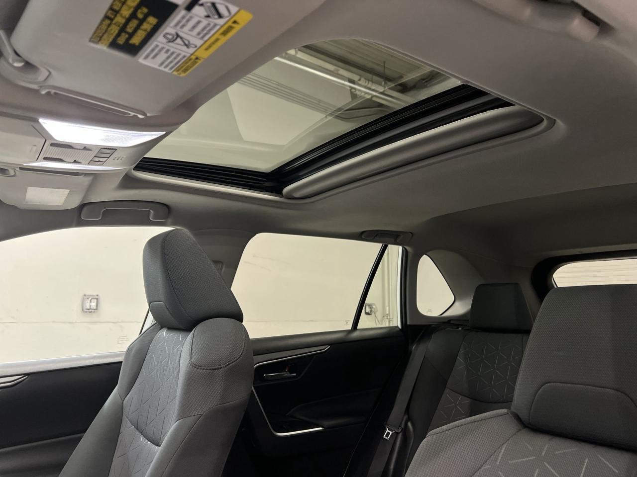 2022 Toyota RAV4 XLE AWD | SUNROOF | HTD SEATS | CARPLAY | ALLOYS Photo