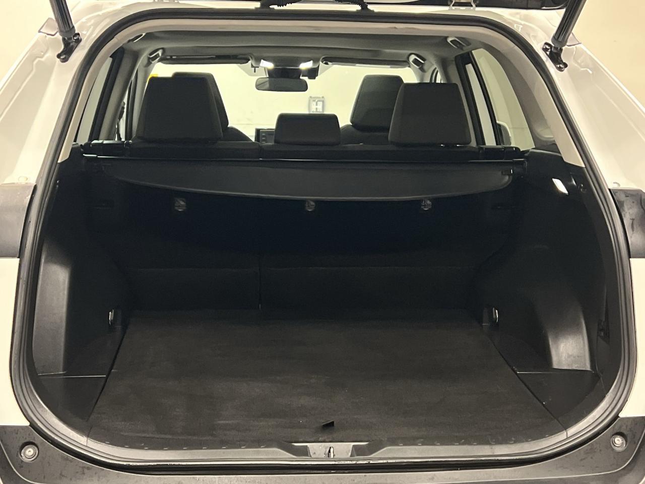 2022 Toyota RAV4 XLE AWD | SUNROOF | HTD SEATS | CARPLAY | ALLOYS Photo