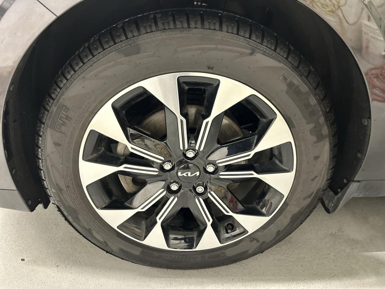 2023 Kia Carnival EX | 8-PASS | HTD LEATHER | CARPLAY | REMOTE START Photo3